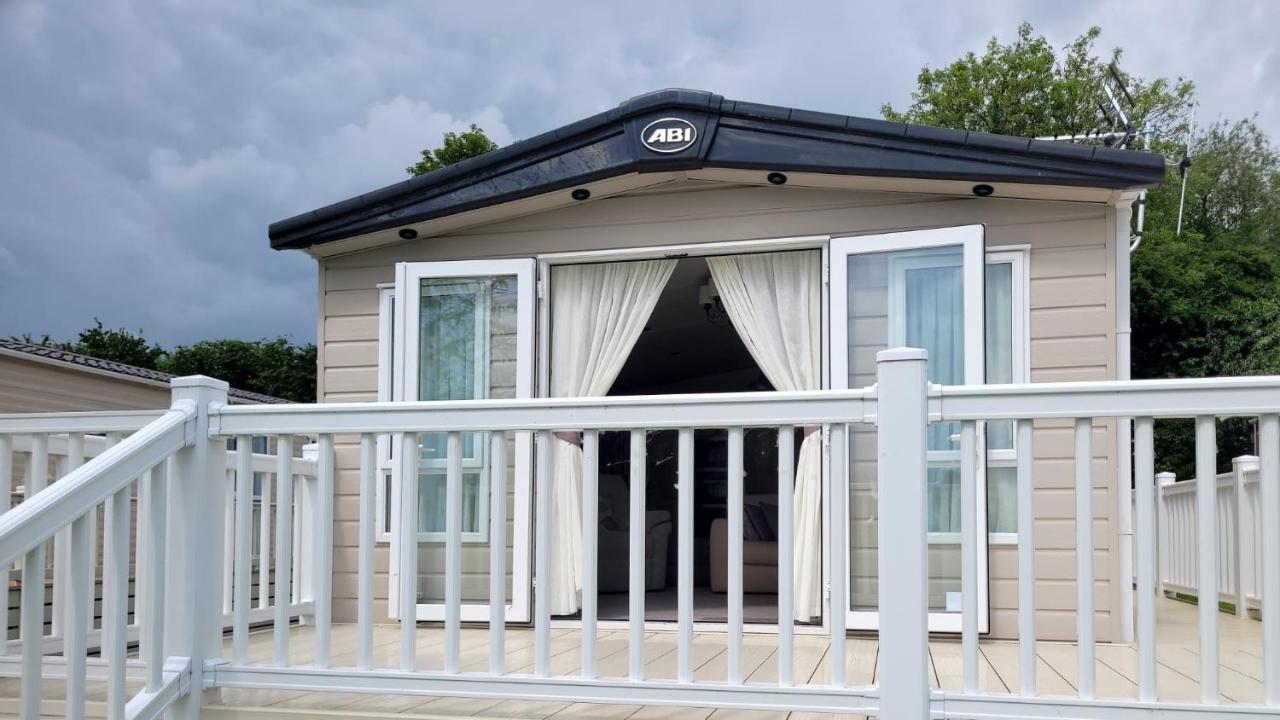 Lakeside Cotswold Holiday Home Cirencester Exterior photo