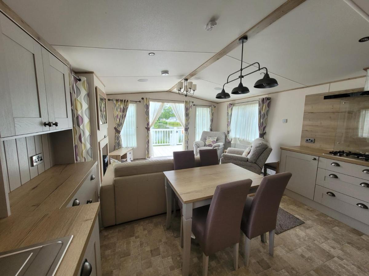 Lakeside Cotswold Holiday Home Cirencester Exterior photo