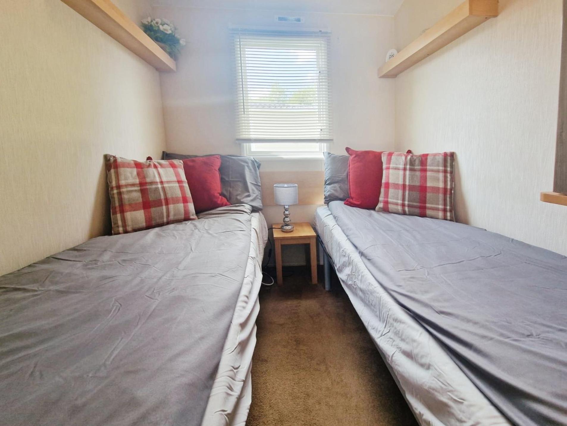Lakeside Cotswold Holiday Home Cirencester Exterior photo
